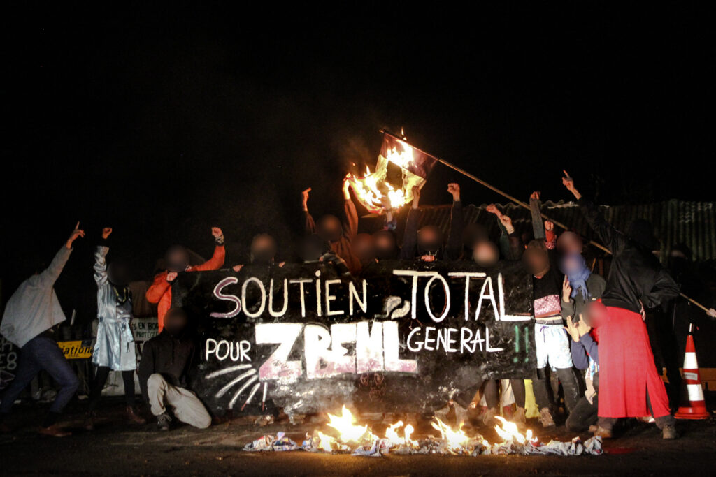 Banderole avec écrit « Soutient total pour zbeul general »