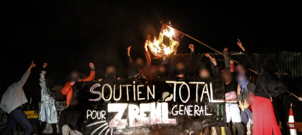 Banderole avec écrit « Soutient total pour zbeul general »